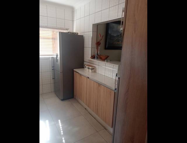 2 BEDROOM APARTMENT FOR SALE IN VANDERBIJLPARK CW 1